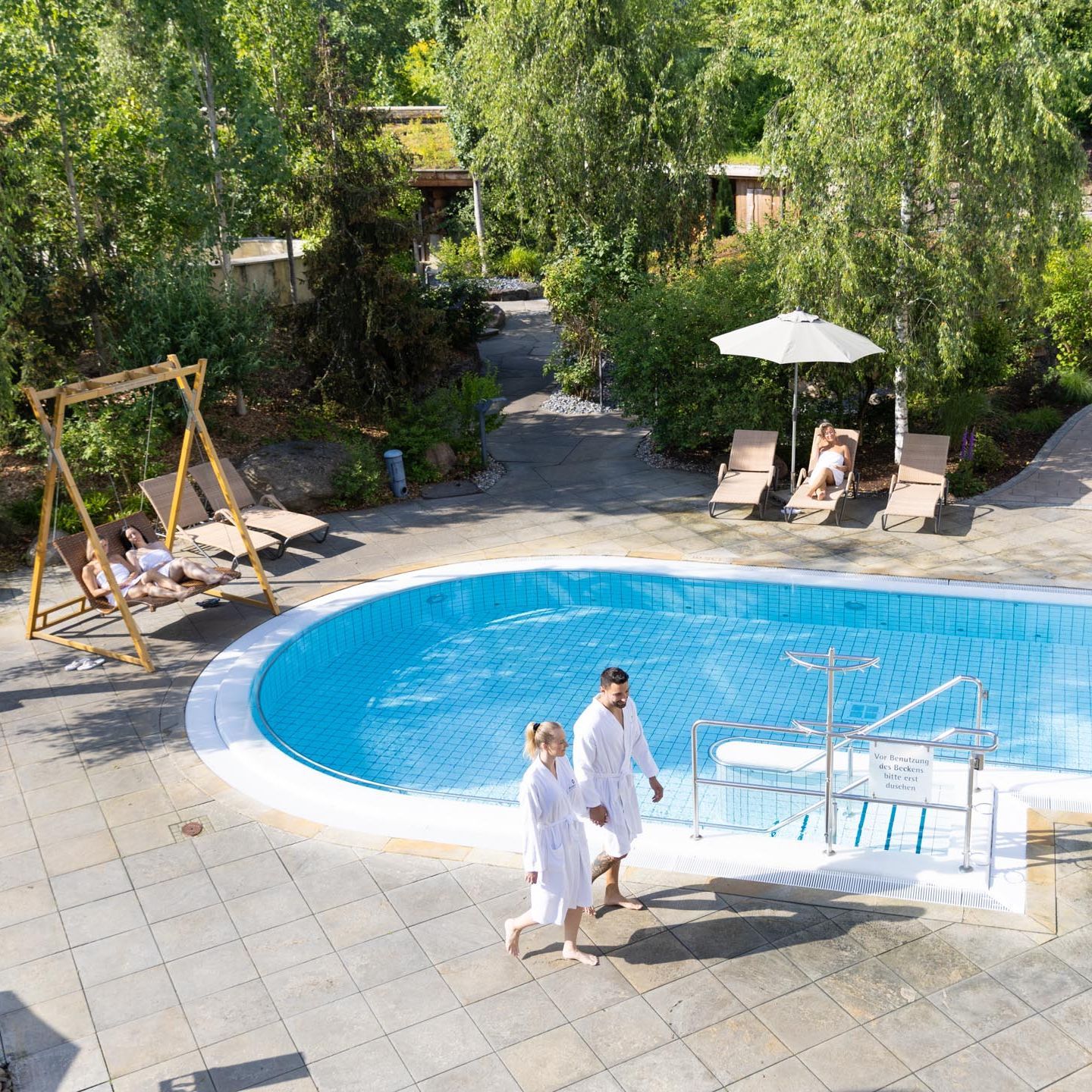 Kisssalis Saunagarten Becken Paar01