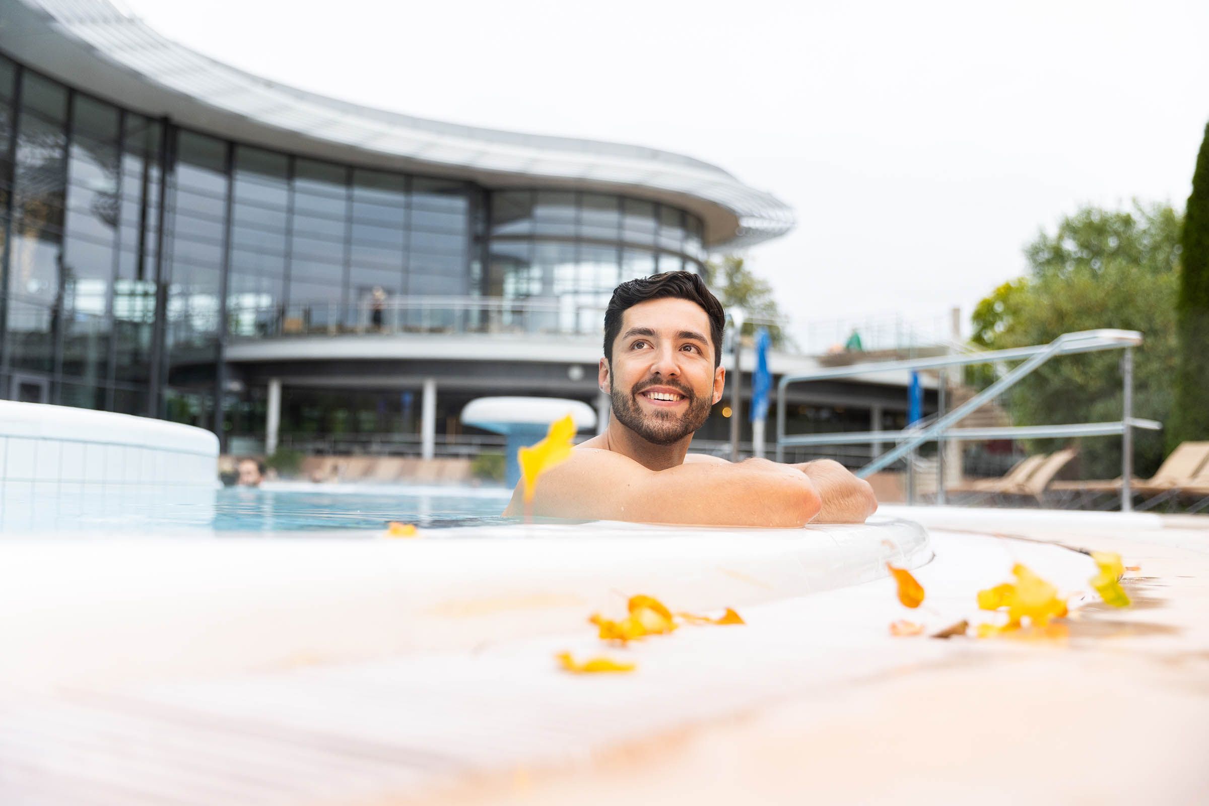 Kisssalis Therme Aussenbecken Mann20