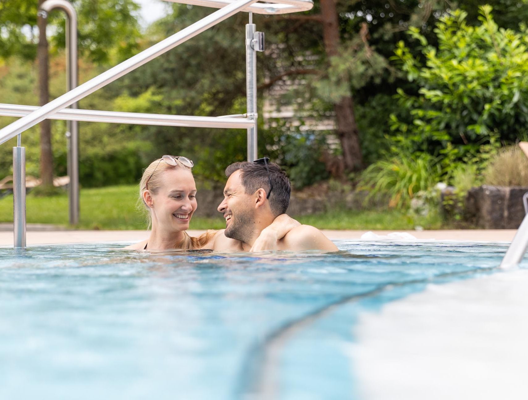 Kisssalis Aussenbecken Paar Sommer02