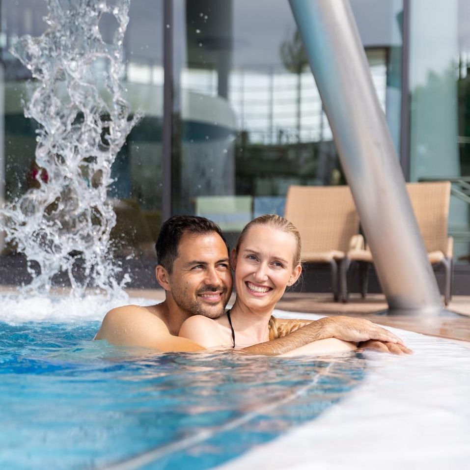 Kisssalis Aussenbecken Wasserfall Paar03