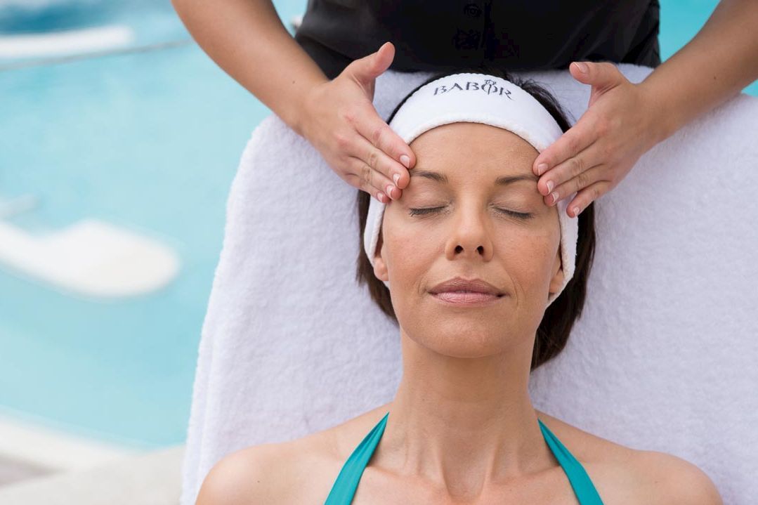 Kisssalis Gesichtsbehandlung Frau Terrasse