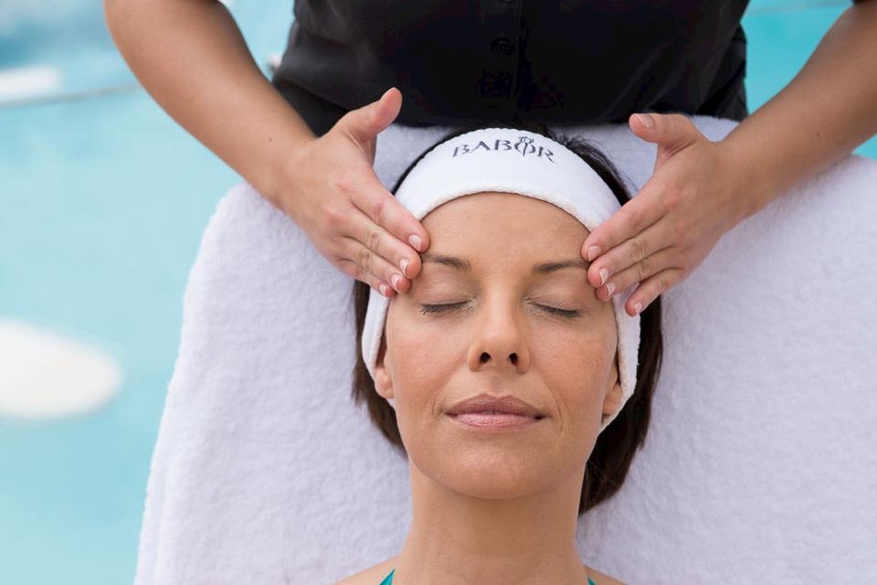 Kisssalis Gesichtsbehandlung Frau Terrasse