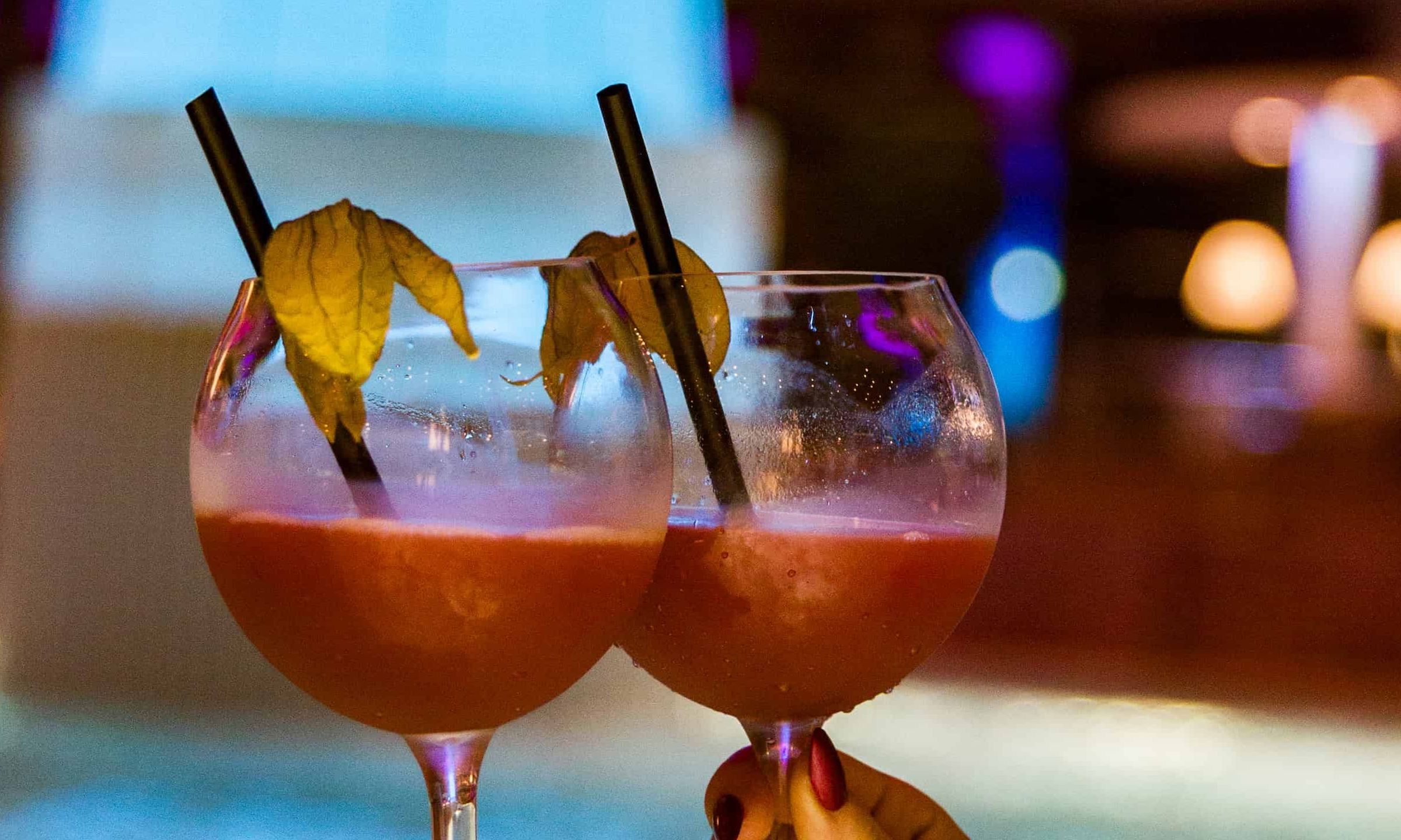 Kisssalis Innenbecken Cocktails Saeule