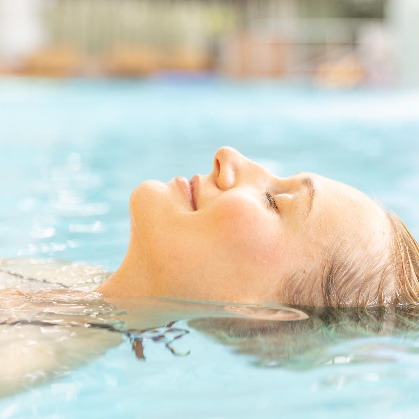 Kisssalis Innenbecken Frau Floating01