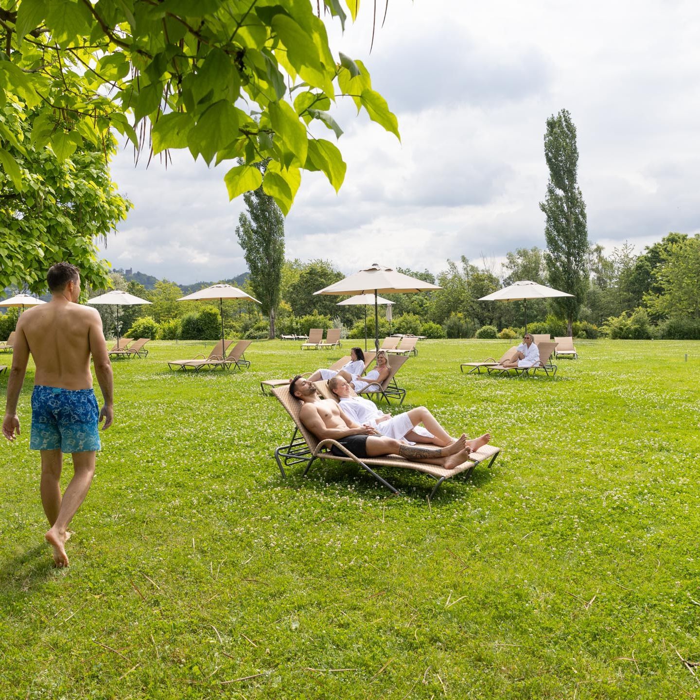 Kisssalis Liegewiese Sommer Mannlaufend