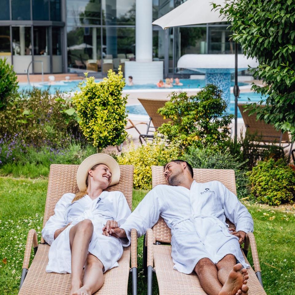 Kisssalis Liegewiese Sommer Paar Hut