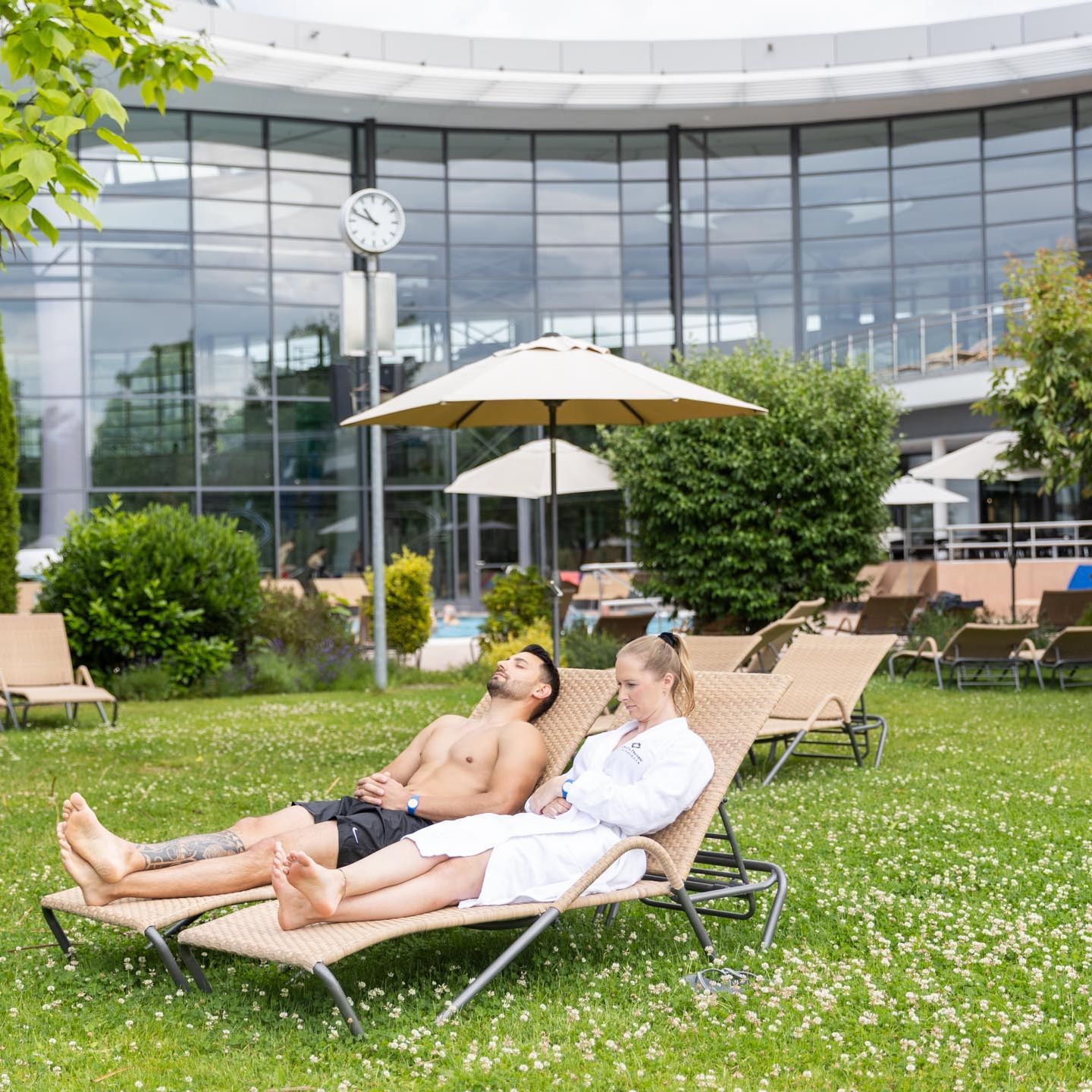 Kisssalis Liegewiese Sommer Paar01