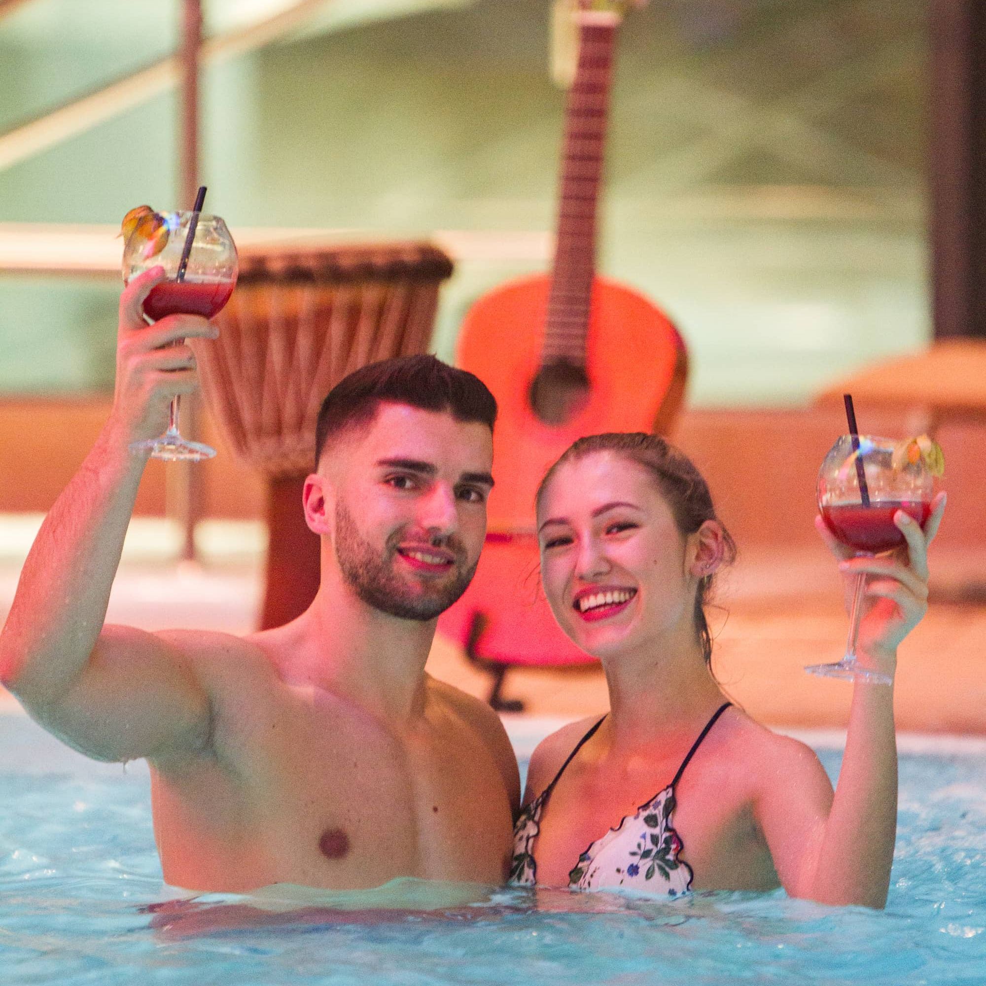 Kisssalis Musicnights Paar Mit Cocktails