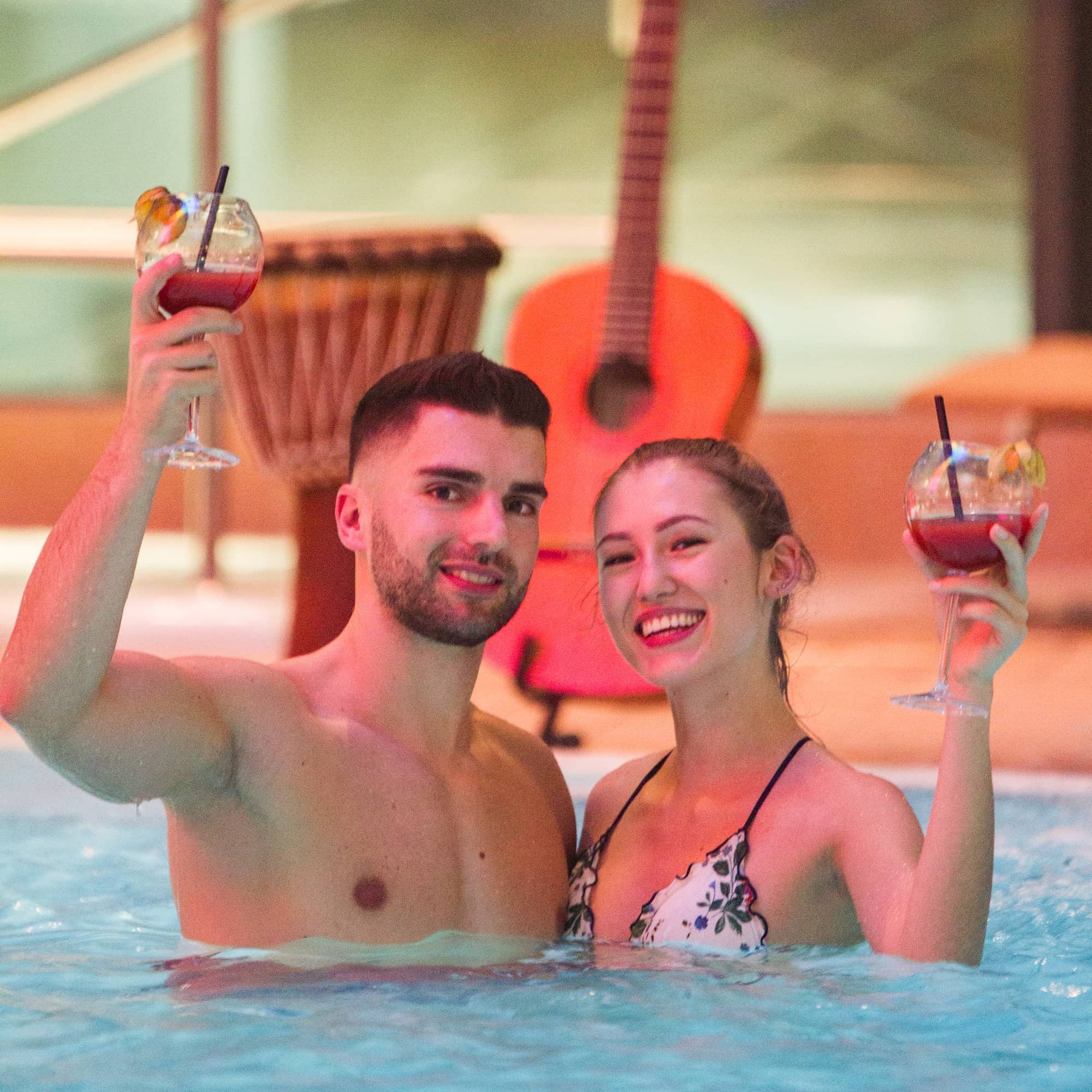 Kisssalis Musicnights Paar Mit Cocktails