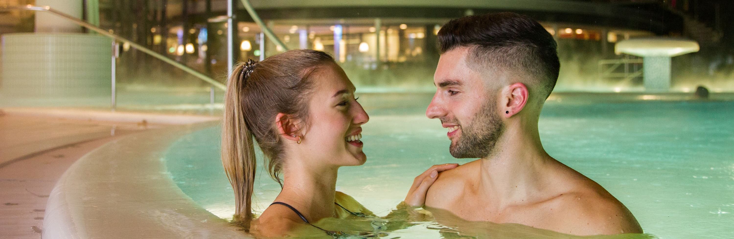 Kisssalis Paar Au Enbecken Nacht