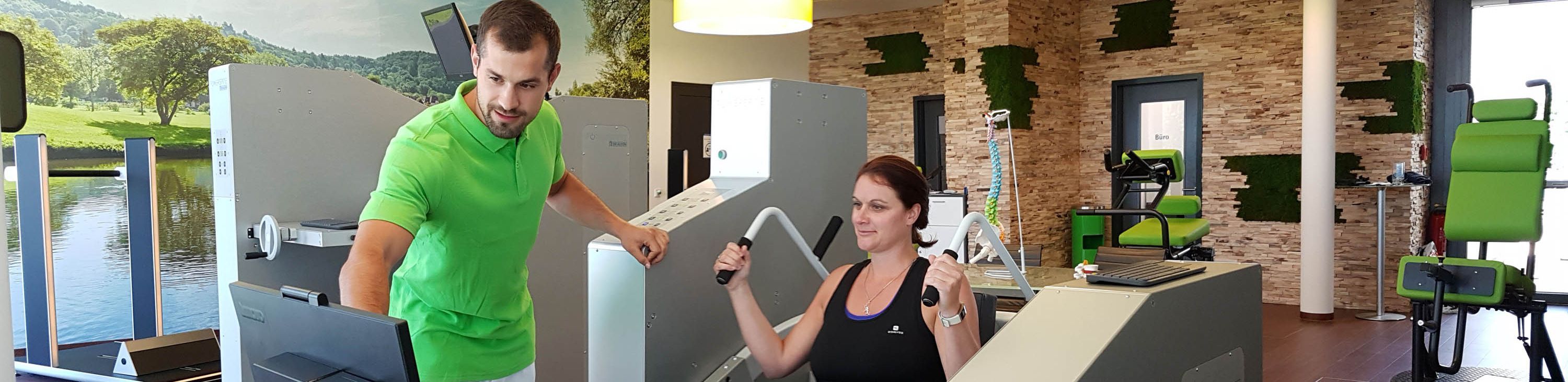 Kisssalis Rueckenzentrum Headerbild Trainer Mit Patient