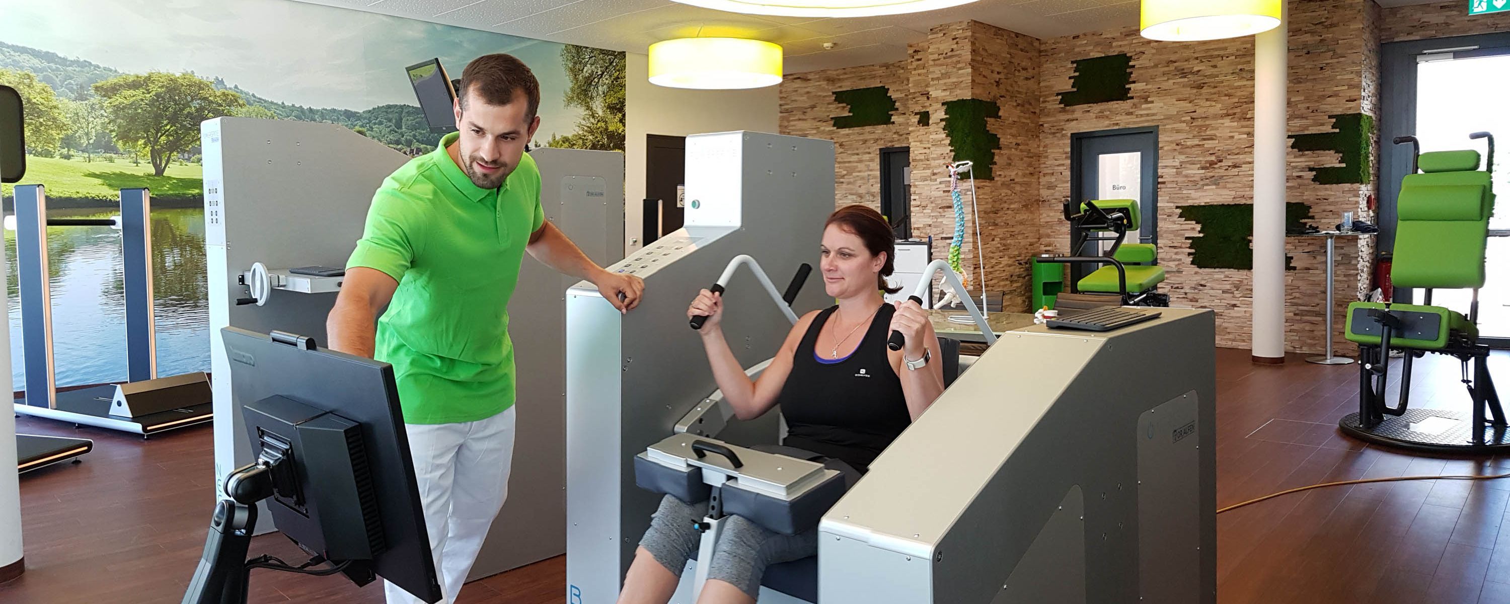 Kisssalis Rueckenzentrum Headerbild Trainer Mit Patient