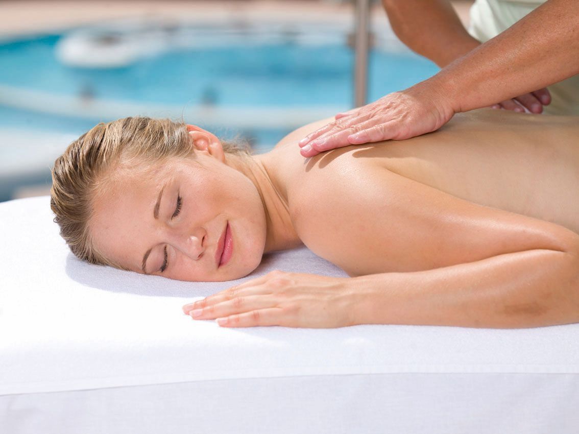 Kisssalis Wellness Massage Terrasse Augen Geschlossen