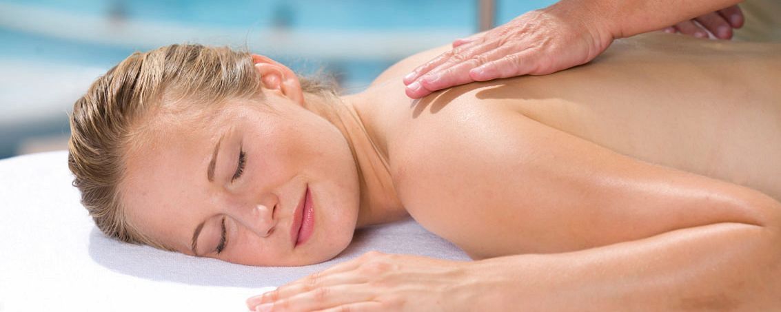 Kisssalis Wellness Massage Terrasse Augen Geschlossen