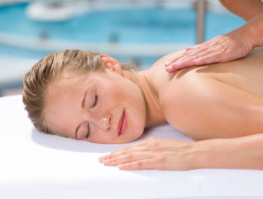Kisssalis Wellness Massage Terrasse Augen Geschlossen