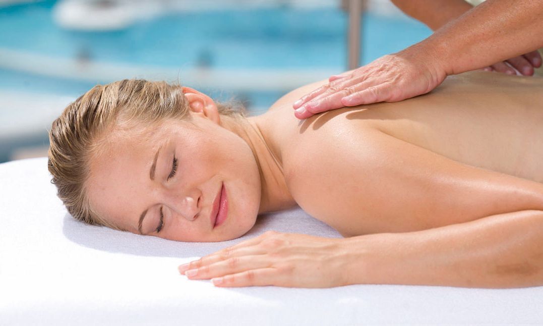 Kisssalis Wellness Massage Terrasse Augen Geschlossen