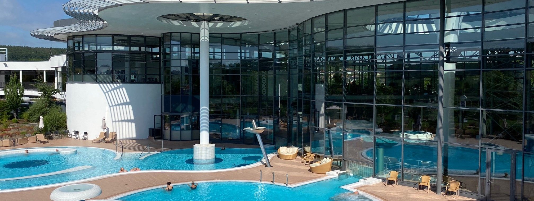 Kisssalis Aussenbecken Sommer Frueh01