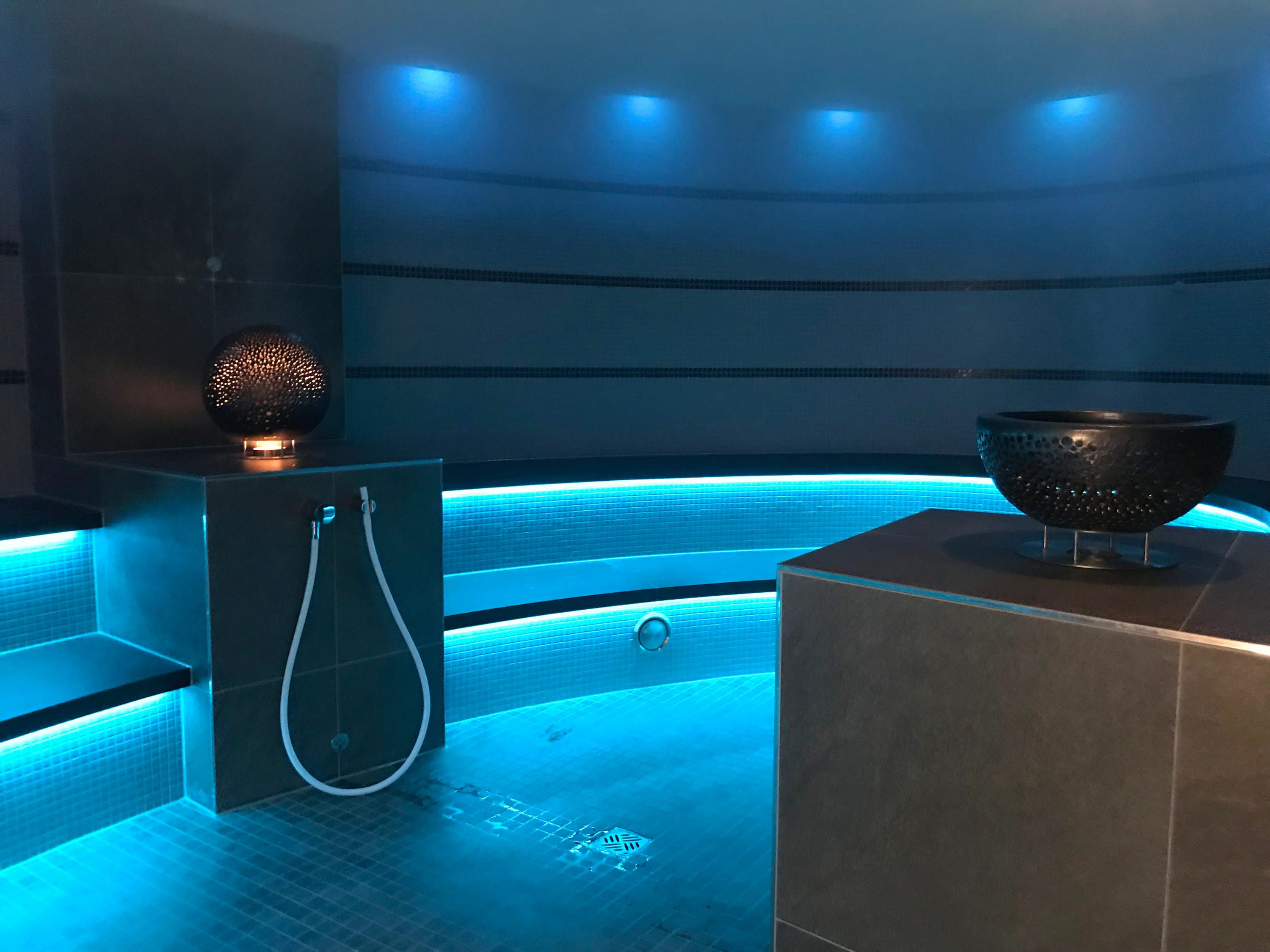 Kisssalis Galerie Dampfbad Blau