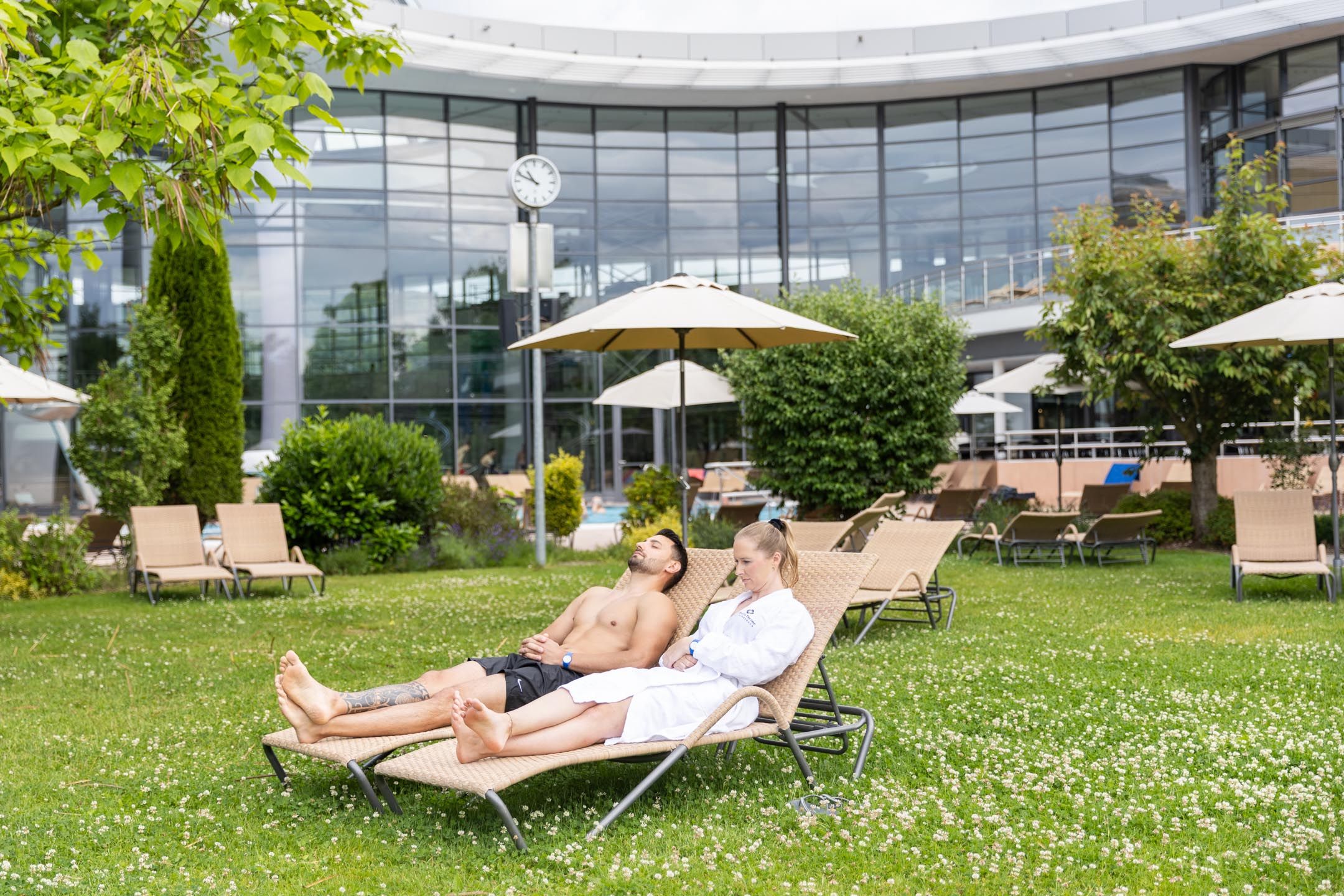 Kisssalis Liegewiese Sommer Paar01